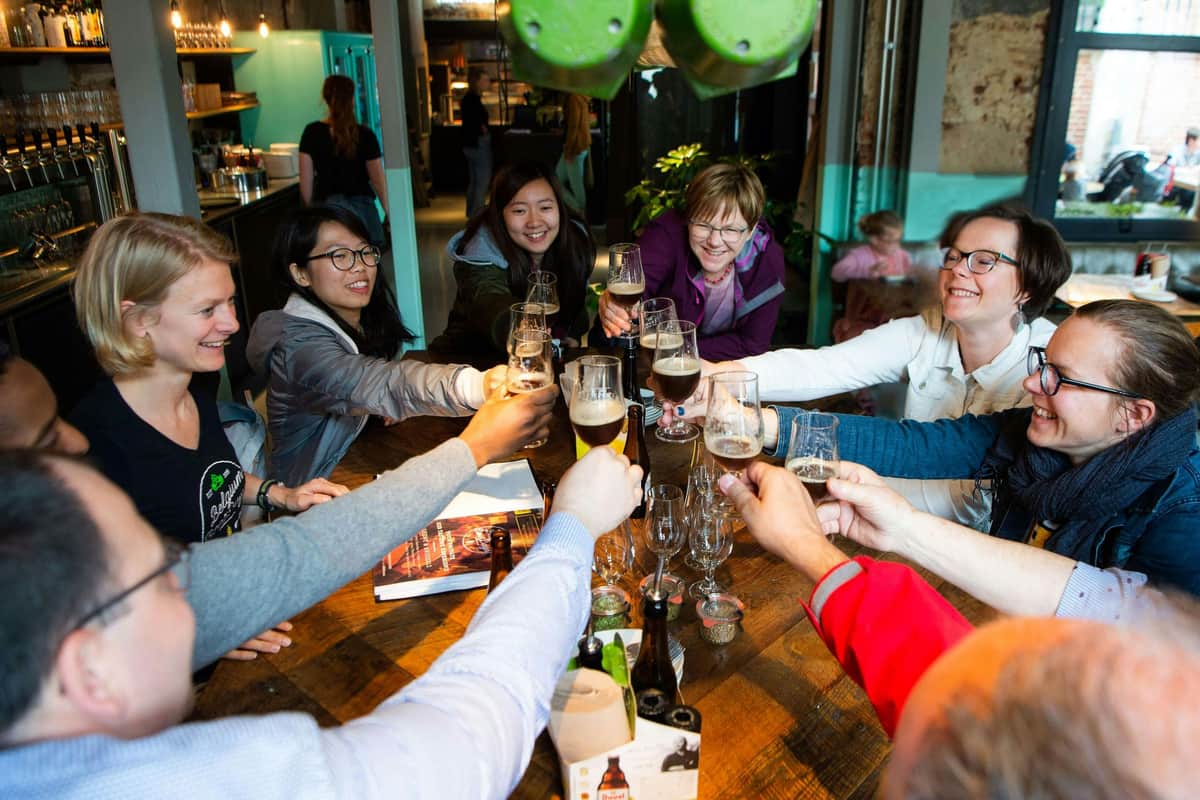Ghent: Guided Beer Tasting Tour Клиенты произносят тост.