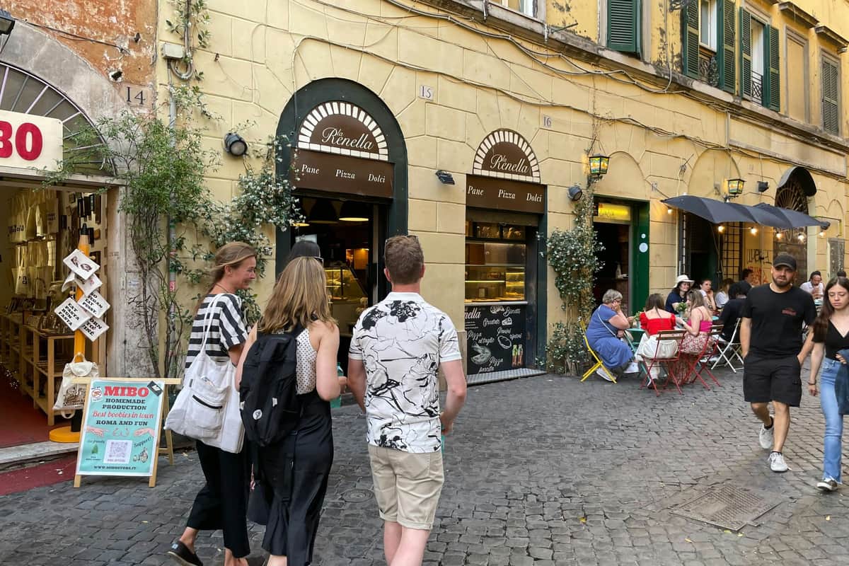 Walking through Trastevere: Via del Moro