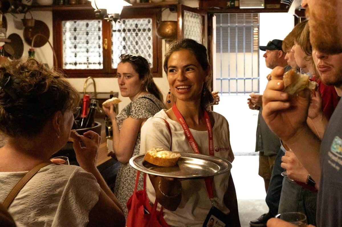 Venise : Visite guidée de la gastronomie + dégustations Guide offrant de la nourriture