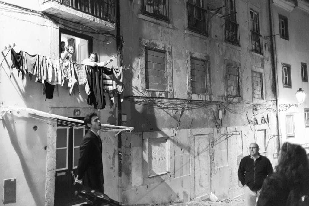 The supplier's Fadista Ruca in one of his performances in the streets of Mouraria.