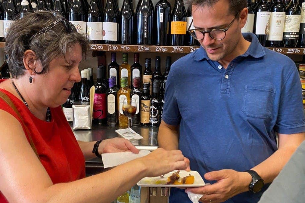 Barcelona: Group Tapas Tasting Tour Tasting of dishes and drinks during the visit.