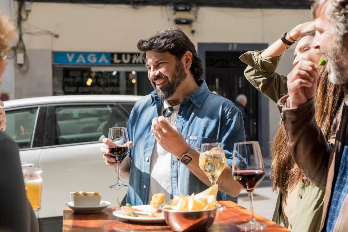 Madrid: Guided Evening Tapas Crawl Non-touristy neighborhood