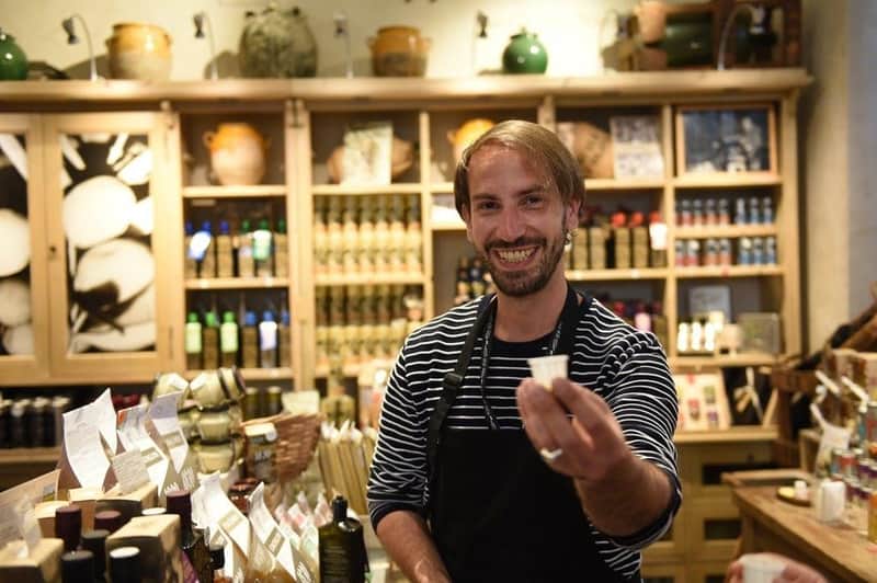Un tipo simpático mostrando el aceite de oliva