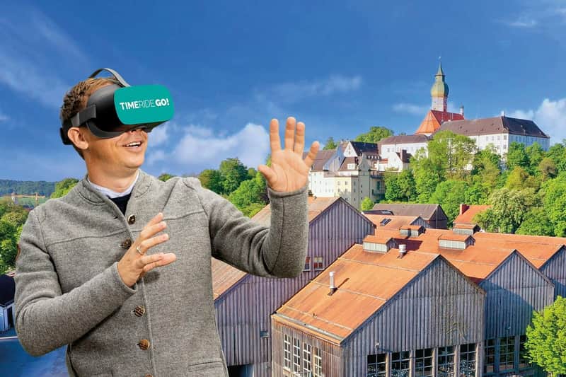 Gast mit VR-Brille vor dem Kloster Andechs