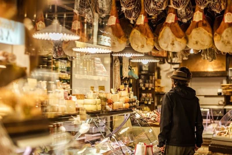 Bologna: Food Walking Tour historical gastronomic shop