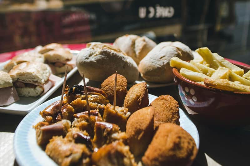 Lisbon: Guided Food & Wine Tour Snacks & Wine