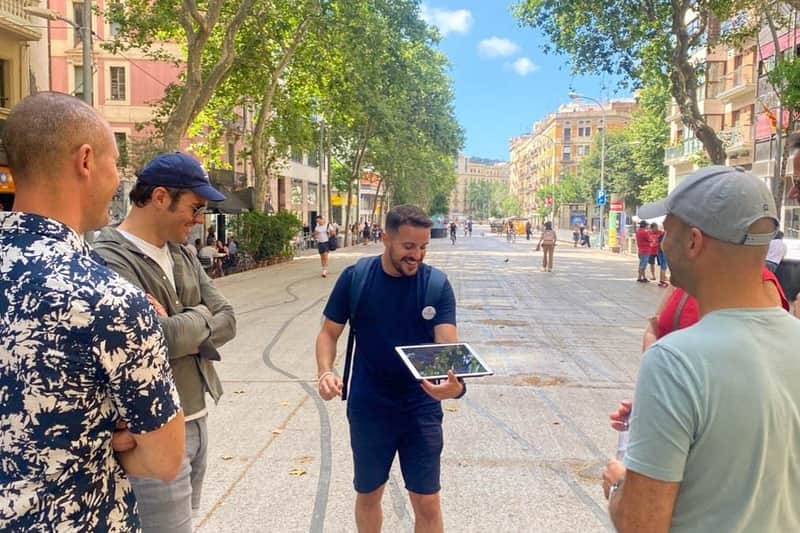 Barcelona: Private Tapas Tasting Tour in French The guide provides information to travelers about Spanish cuisine during the visit.