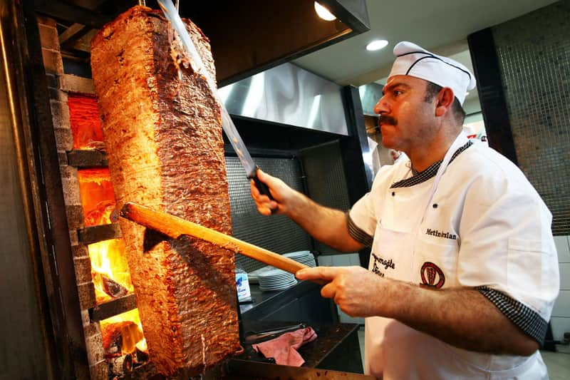 Istanbul: tour gastronomico serale con bevande e dolci turchi (Istanbul) Chef che taglia la carne